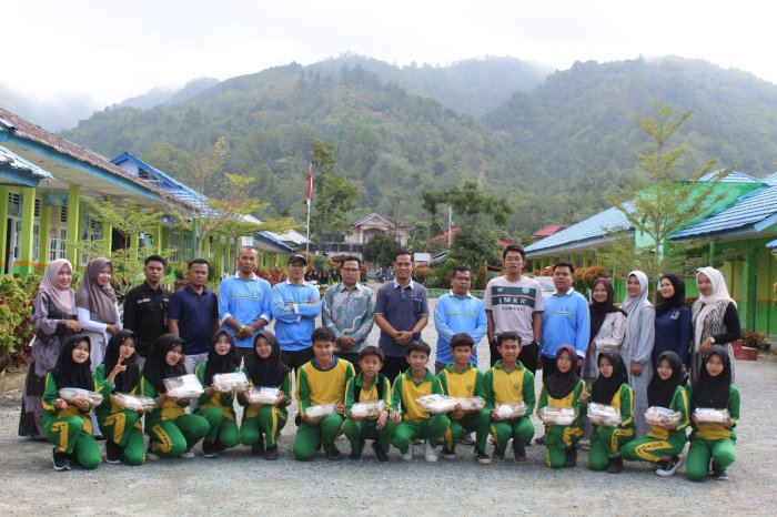 Abadikan Momen, Siswa MTsN 1 Kerinci Tutup Hari Terakhir Sekolah dengan Foto Bersama