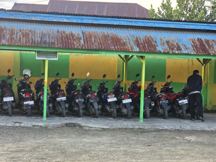 Satpam MTsN 1 Kerinci Rutin Tertibkan Kendaraan PTK di Lingkungan Madrasah