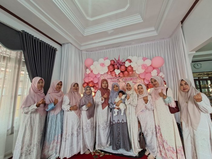 Menebar Syukur dan Mempererat Silaturahmi, Keluarga Besar MTsN 1 Kerinci Hadiri Aqiqah Cucu Guru Madrasah