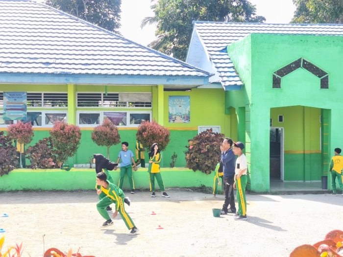 Sehat Bersama: Siswa MTsN 1 Kerinci Antusias Ikuti Pembelajaran Olahraga Bersama Pak Nazirwan, S.Pd.I