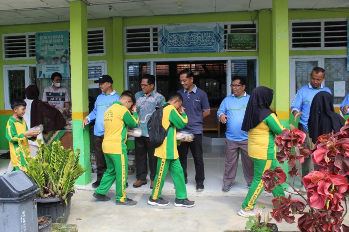 Suasana Hangat Salam-Salaman Sebelum Memasuki Masa Libur