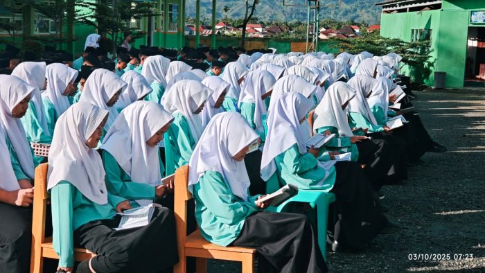 Kelas IX D Tunjukkan Kekompakan dalam Yasinan Rutin MTsN 1 Kerinci!