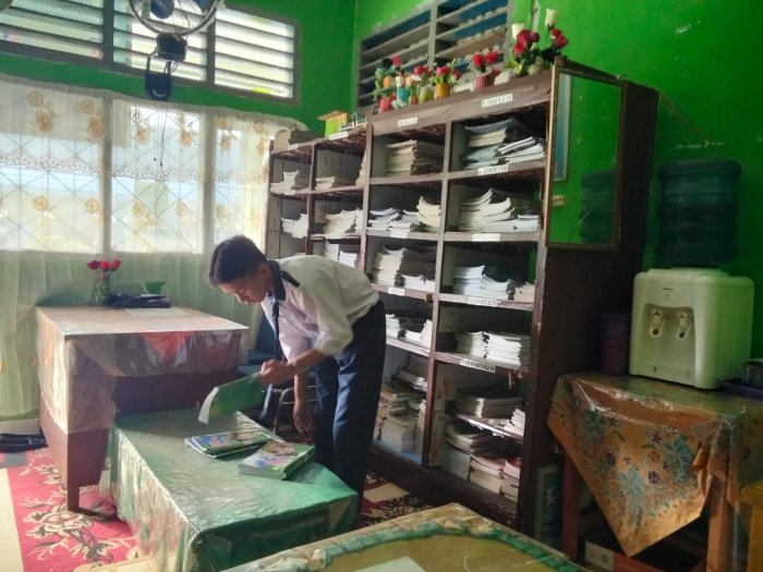 Kedisiplinan Siswa MTsN 1 Kerinci Tercermin dalam Kegiatan Peminjaman Buku di Perpustakaan.