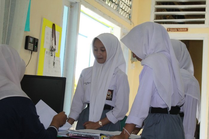 Lulus dengan Senyum Bangga! Suasana  Bahagia Warnai Pengambilan Ijazah Alumni MTsN 1 Kerinci