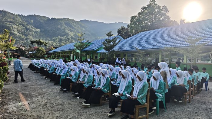 Yasinan Bersama Jadi Agenda Rutin Jumat di MTsN 1 Kerinci.
