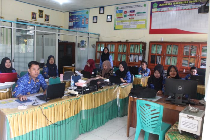 Hari Kesaktian Pancasila, PTK MTsN 1 Kerinci Kompak Kenakan Seragam Korpri