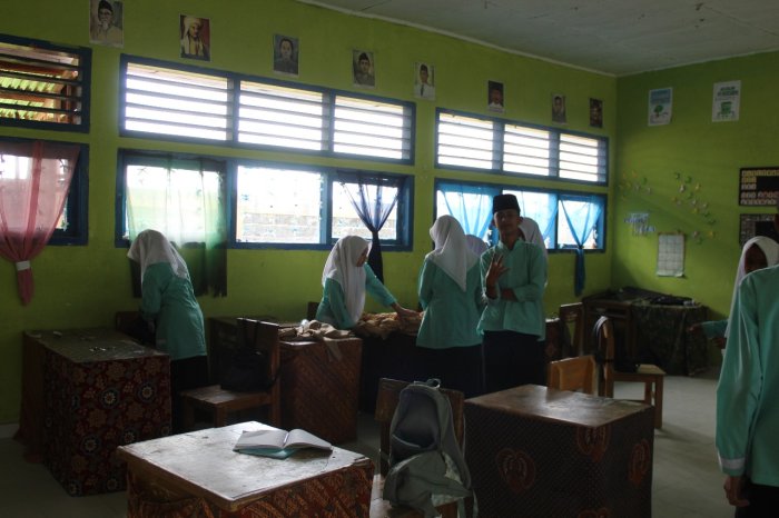 Belajar Sambil Berkreasi, Kelas IX E MTsN 1 Kerinci Praktik Membuat Kubus