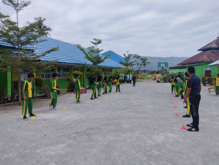 MTsN 1 Kerinci Laksanakan Pembelajaran Penjas Orkes: Kelas IXF Pelajari Teknik Dasar Bola Basket