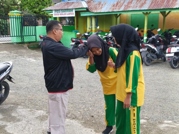 Tanamkan Adab Mulia, Siswa/i MTsN 1 Kerinci Biasakan Salim dengan Guru Saat Bertemu