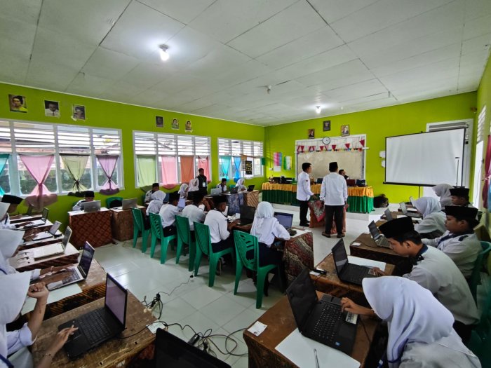 Pelaksanaan Ujian TKA di MTsN 1 Kerinci Berlangsung Tertib dan Lancar
