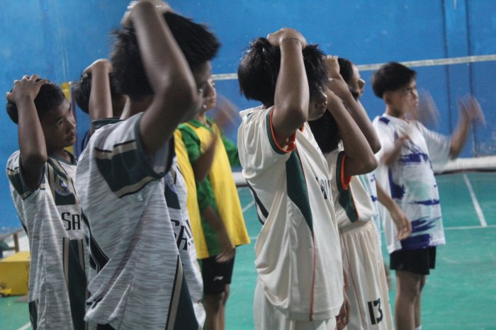 Class Meeting Semakin Meriah! Atlet Badminton Putra MTsN 1 Kerinci Panaskan Suasana dengan Pemanasan Terstruktur