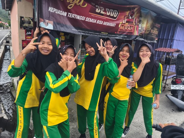 Tetap Ceria dan Tertib! Semangat Siswa MTsN 1 Kerinci Saat Menunggu Jemputan di Pagi Hari