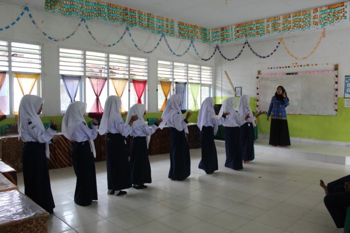 Semarak dan Penuh Semangat! Siswa MTsN 1 Kerinci Latihan Tari Rangguk Bersama Ibu Bela Syarifah, S.Pd