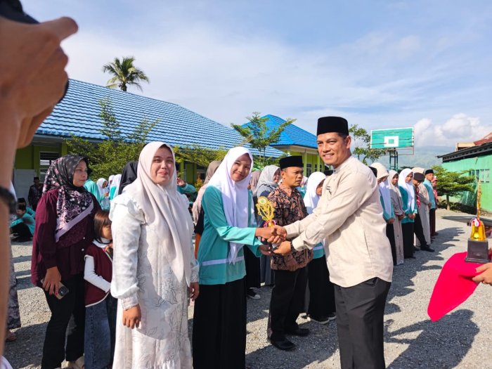 Penyerahan Raport Semester Genap TA 2025/2026 MTsN 1 Kerinci Digelar di Lapangan, Dihadiri Ratusan Orang Tua Siswa