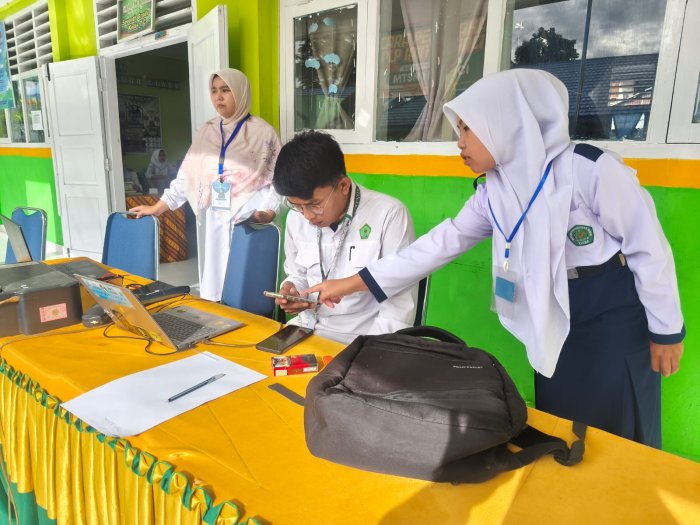 Operator Ujian MTsN 1 Kerinci Sigap dan Tanggap Demi Kelancaran ASAS