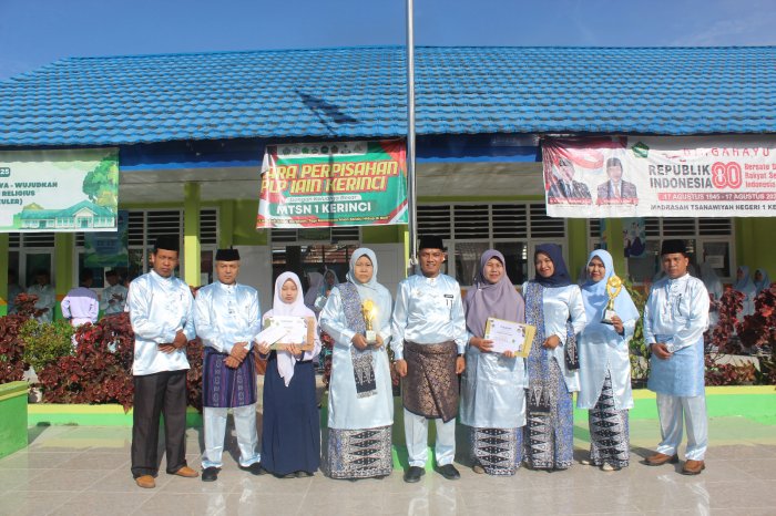 Penyerahan Trofi Juara LCC dan Kultum HAB ke-80 Tingkat MTs se-Kabupaten Kerinci