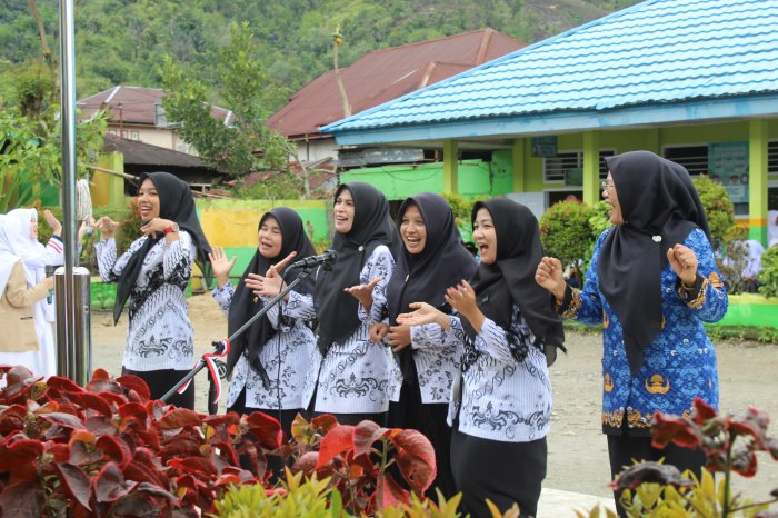 Panggung Hari Guru Makin Hidup, Lomba Sambung Lagu Ibu-Ibu Bikin Suasana Riuh dan Hangat