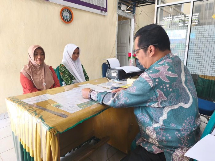 Senyum, Sigap, dan Solutif! Layanan Prima Waka Kesiswaan MTsN 1 Kerinci Banjir Apresiasi Siswa