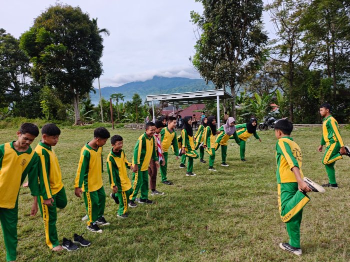 Semangat dan Disiplin Warnai Kegiatan Pemanasan Penjas di Lapangan Madrasah
