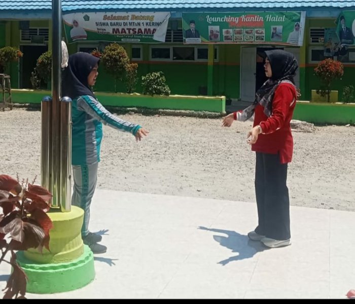  Ibu Tia Ivontia Vita, S.Pd. Latih Dirigen Petugas Upacara Senin, Bentuk Siswa Disiplin dan Percaya Diri