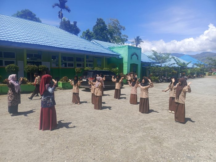 Ibu Bela Syarifah Latih Tari Persembahan Siswa MTsN 1 Kerinci Jelang Acara pelepasan Kelas IX