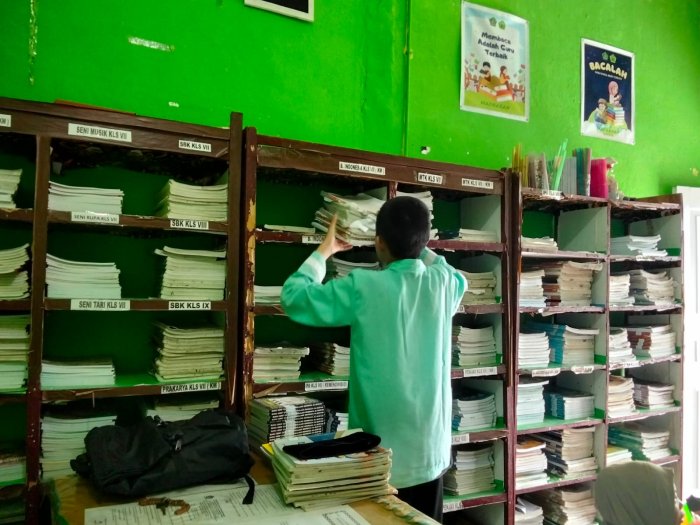 Peminjaman Rutin Buku Pelajaran di Perpustakaan MTsN 1 Kerinci Berjalan Lancar.
