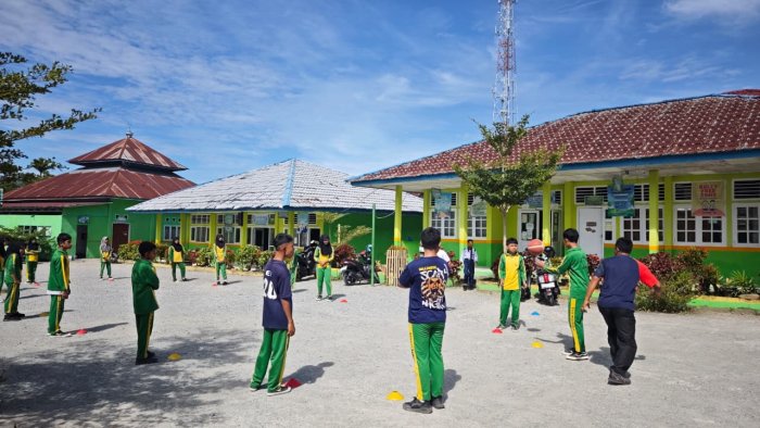  Semangat Sportif! Siswa MTsN 1 Kerinci Antusias Ikuti Latihan Bola Basket Bersama Bapak Nazirwan, S.Pd.I