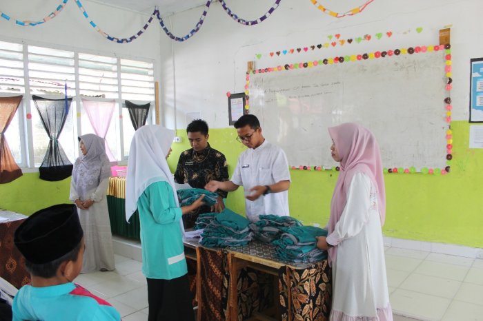 MTsN 1 Kerinci Bagikan Seragam Olahraga untuk Siswa Kelas VII