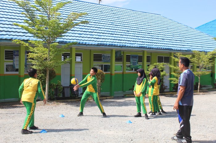 Aktif, Sehat, Gembira: Siswa Kelas IXA MTsN 1 Kerinci Ikuti Praktik Olahraga Voli
