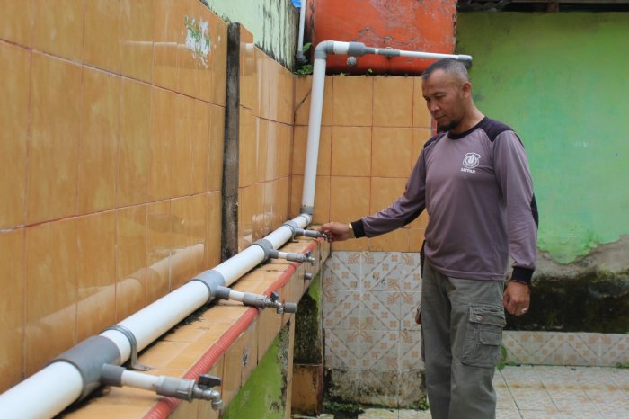 MTsN 1 Kerinci Laksanakan Rutinitas Pengecekan Air Wudhu untuk Siswa dan PTK