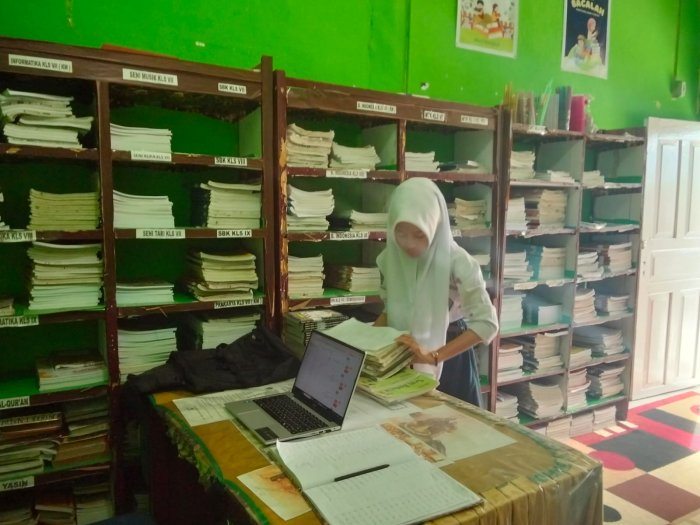 Disiplin Tinggi, Siswa MTsN 1 Kerinci Jadi Contoh dalam Peminjaman Buku.
