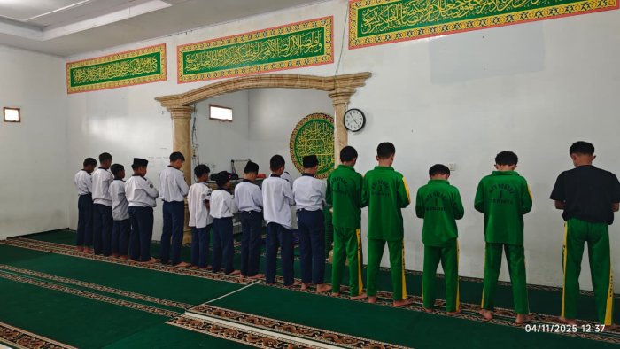 Kuatkan Iman dan Ukhuwah, Siswa Kelas 8B dan 9B MTsN 1 Kerinci Laksanakan Shalat Berjamaah dengan Khusyuk