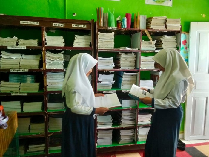 Menjelang UTS, siswa MTsN 1 Kerinci semakin giat belajar, Perpustakaan madrasah pun ramai dikunjungi sebagai sumber referensi utama. Semangat terus, pejuang UTS.