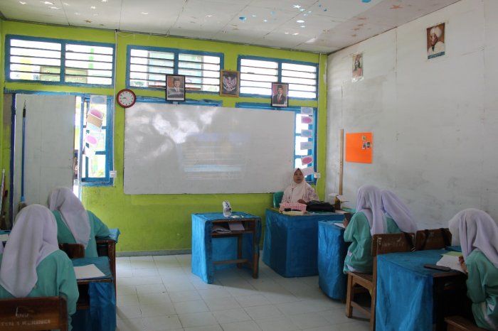 Ibu Laila Fitri, S.Pd.I., M.Pd Perkenalkan Pembelajaran Bahasa Arab Modern dengan Alef di MTsN 1 Kerinci