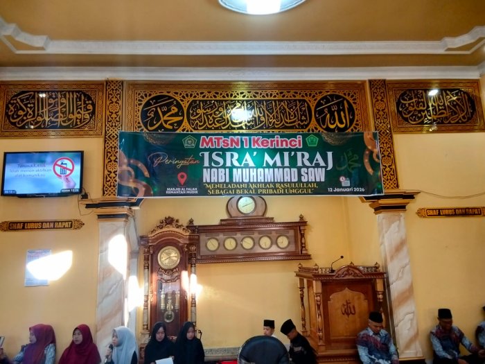 Acara Peringatan Isra` Mi`raj di hadiri oleh Kepala Desa,Ketua Komite dan Pengurus,Tokoh Masayarakat dan Imam Pegawai serta PTK dan Siswa Siswi MTsN 1 Kerinci diMasjid Al-Falah.