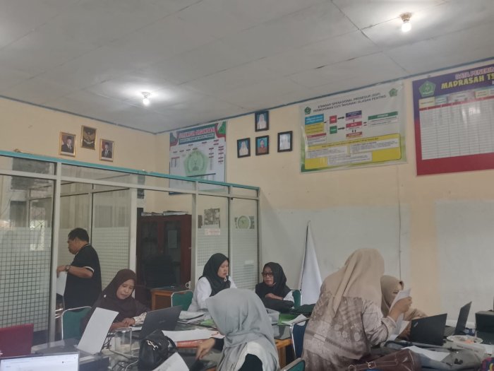 Melanjutkan Penyusunan Laporan Kinerja Pegawai dan Guru Selama Masa Libur Semester Melanjutkan Penyusunan Laporan Kinerja Pegawai dan Guru Selama Masa Libur Semester