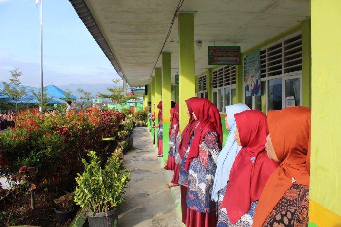 Ketertiban Barisan Guru dan Staf MTsN 1 Kerinci Tunjukkan Kekompakan dan Profesionalisme