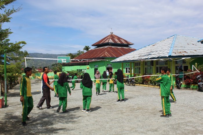 MTsN 1 Kerinci Melaksanakan Praktek Pembelajaran Bola Voli di Lapangan Madrasah
