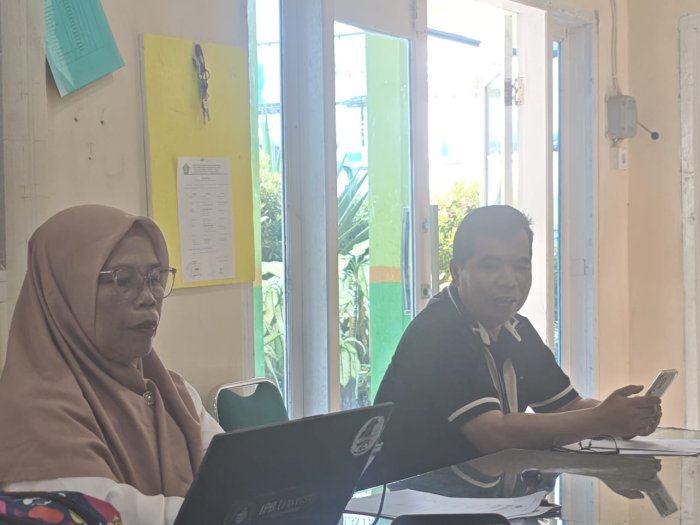 Waka Kesiswaan Melaksanakan Pengecekan Kelengkapan Data Siswa Baru Waka Kesiswaan Melaksanakan Pengecekan Kelengkapan Data Siswa Baru