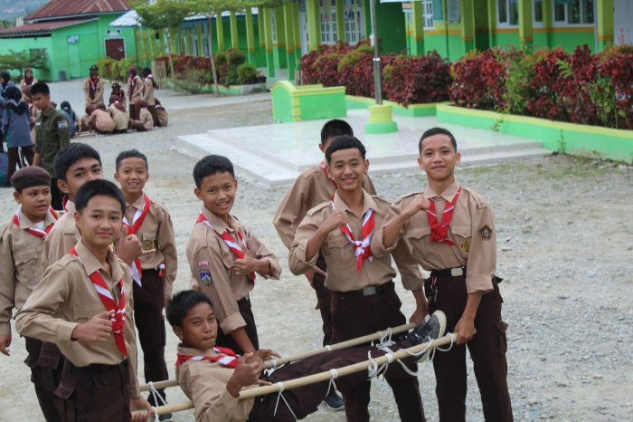 Seru dan Edukatif! Pramuka MTsN 1 Kerinci Praktik Langsung Membuat Tandu Darurat