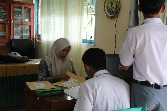 Petugas TU MTsN 1 Kerinci Layani Pengambilan Ijazah dengan Cepat dan Tepat