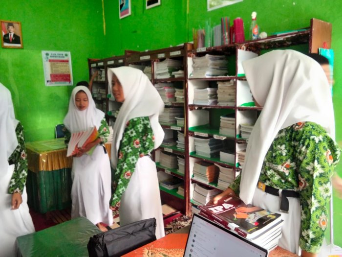 Antusiasme Siswa MTsN 1 Kerinci Terhadap Perpustakaan Yang Semakin Meningkat.