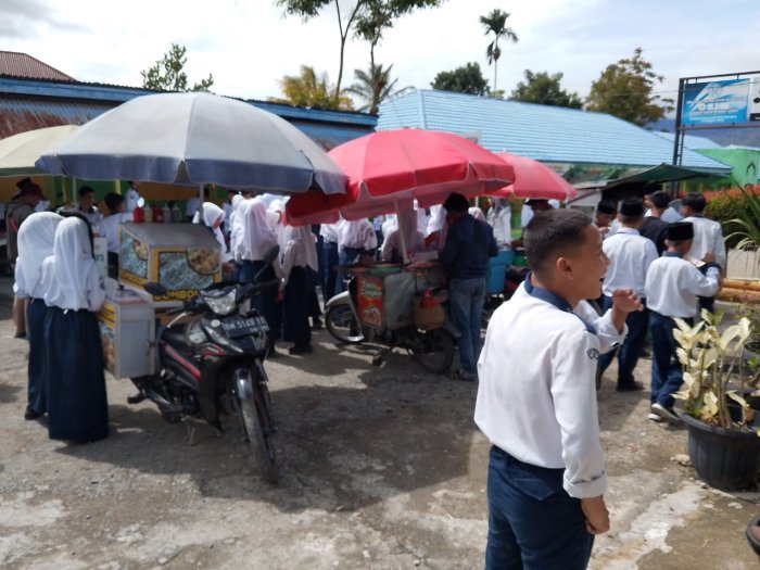 Halaman Madrasah Ramai, Siswa Serbu Jajanan Favorit