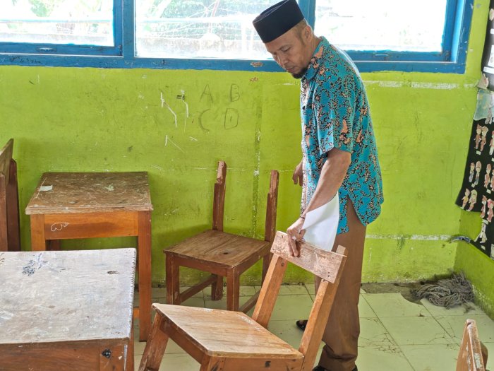 Operator Layanan Operasional Lakukan Pengecekan Bangku dan Meja Rusak untuk Persiapan Penggantian Operator Layanan Operasional Lakukan Pengecekan Bangku dan Meja Rusak untuk Persiapan Penggantian