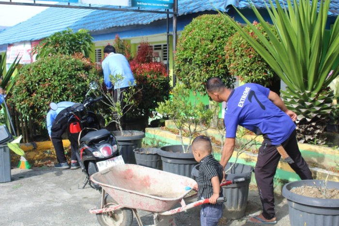 Semangat Kebersamaan, MTsN 1 Kerinci Gelar Gotong Royong Ciptakan Lingkungan Bersih dan Asri