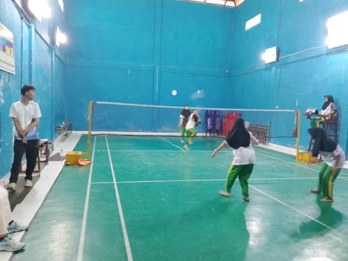 Tegas dan Profesional, Wasit Badminton MTsN 1 Kerinci Tuai Apresiasi
