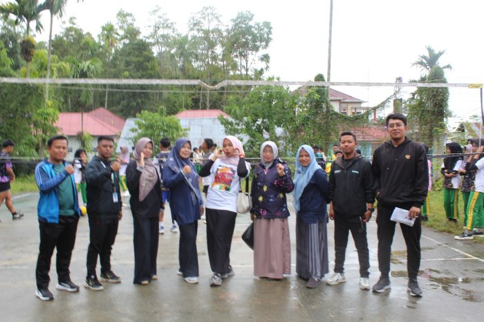 Majelis Guru Hadir Beri Dukungan di Tengah Hujan, Semangat Siswa Tetap Membara