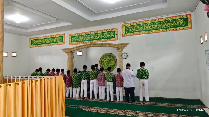 Kegiatan Rutinitas Sholat Dzuhur Berjamaah Kelas 7B dan 9E MTsN 1 Kerinci