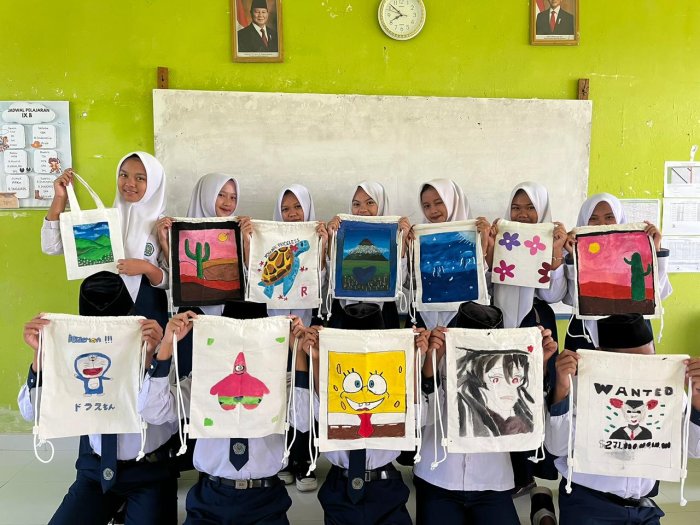 Kreatif dan Ekspresif! Siswa Kelas IX MTsN 1 Kerinci Tunjukkan Bakat Melalui Karya Praktek Seni Lukis
