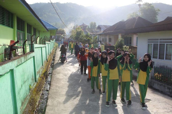 Sabtu Sehat: PTK dan Siswa MTsN 1 Kerinci Ikuti Jalan Santai di Udara Pagi yang Segar